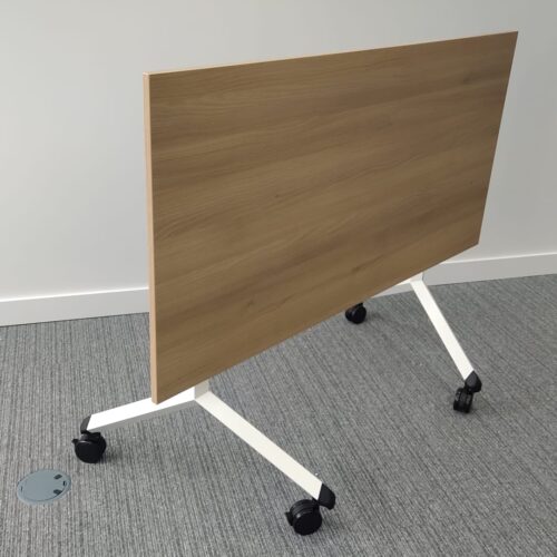 Projeto Integrado – Mobiliário de Formação: Mesas tampo rebatível e cadeiras laranja